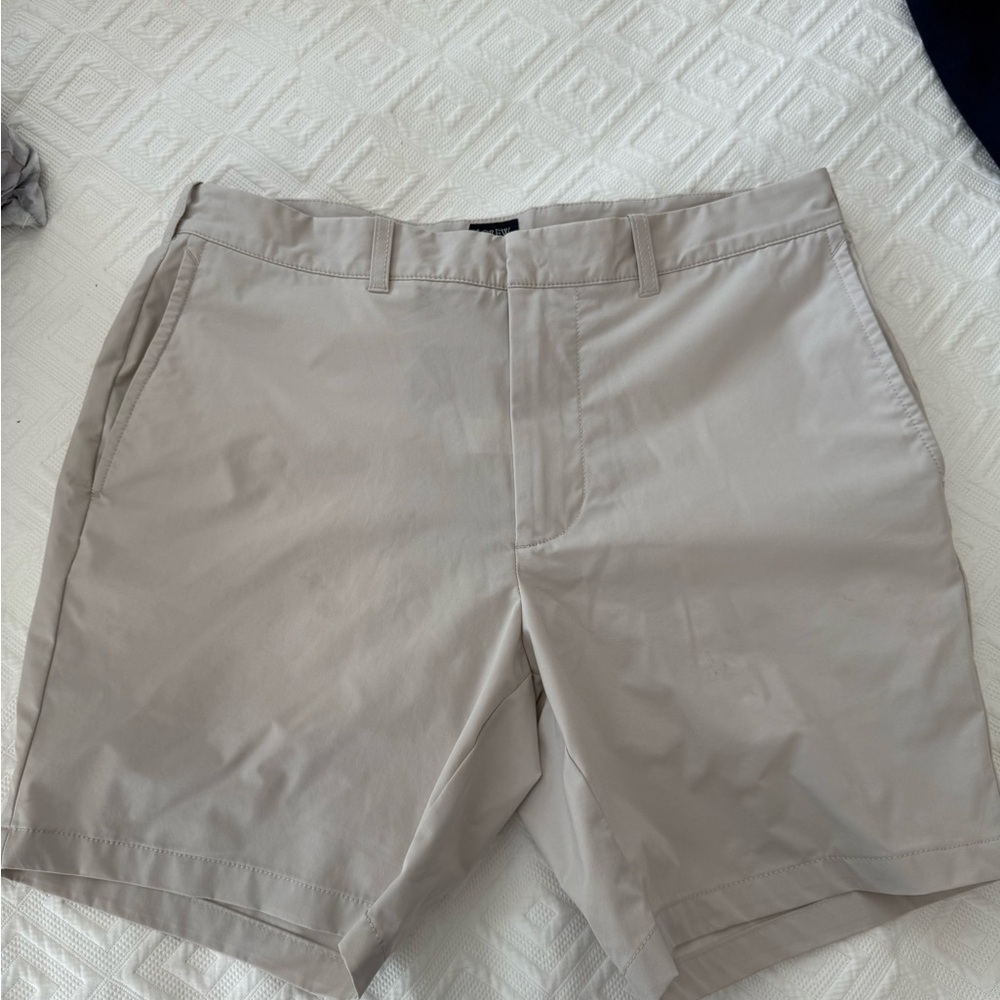 Men’s J CREW performance fabric light stone khaki shorts size 32